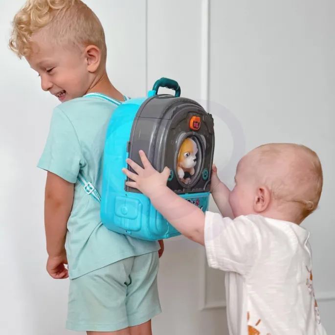 Mały weterynarz z figurkami piesków