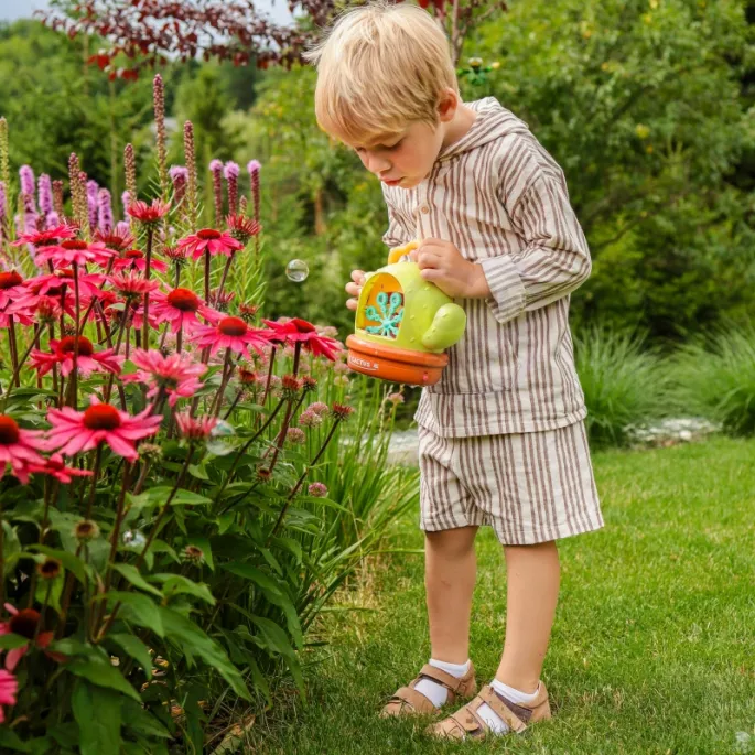 Dzieci bawiące się kaktusem do baniek mydlanych