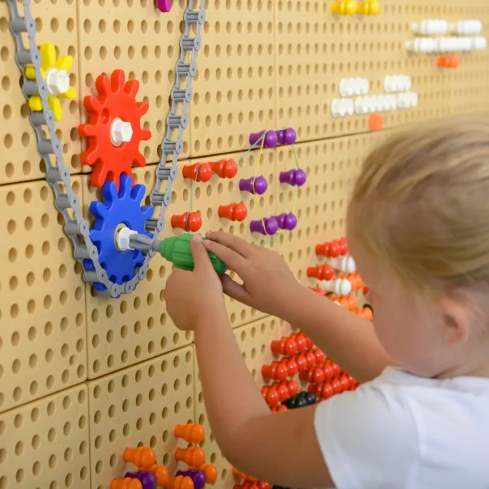 Edukacyjne narzędzia do zabawy na tablicy STEM.