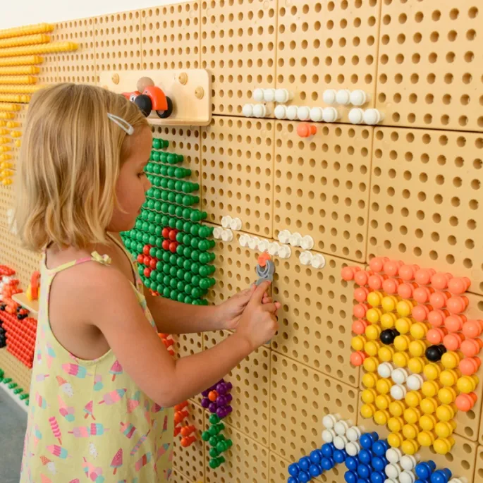 Klucz i śrubokręt - narzędzia do rozwijania umiejętności manualnych.