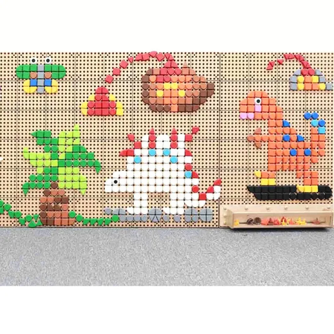 Zestaw 64 kołeczków do tworzenia obrazków i konstrukcji.