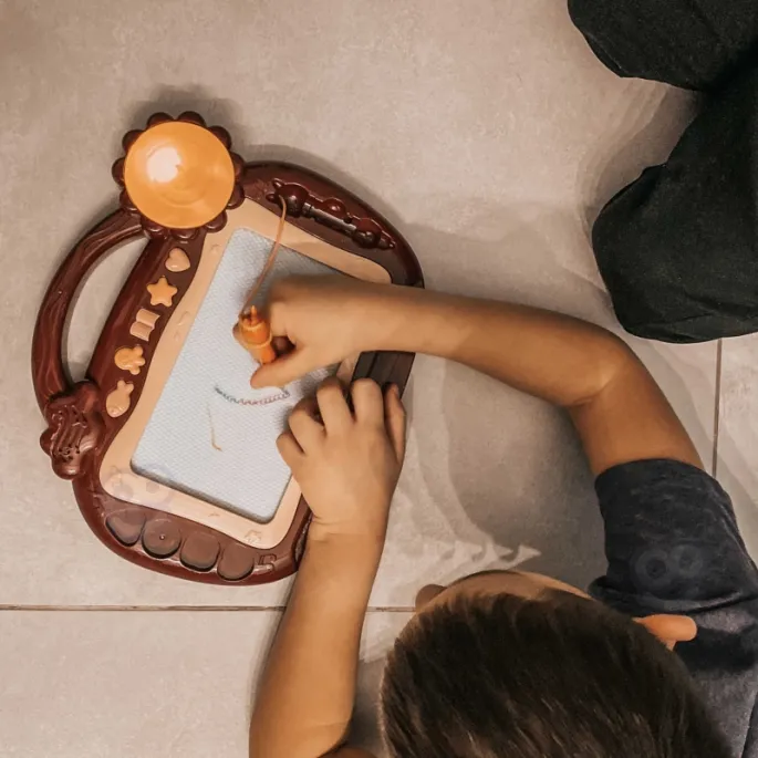 Znikopis z uchwytem i nóżkami do zabawy