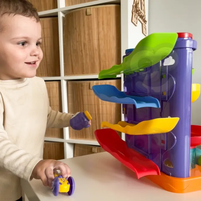 Zjeżdżalnia z samochodzikiem i kulkami