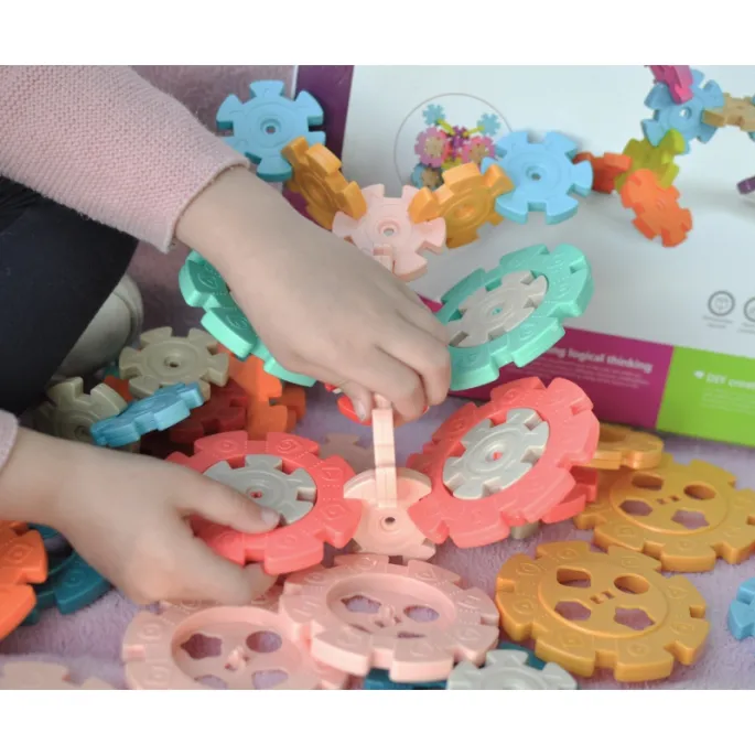 Zestaw 52 elementów klocków rozwijających wyobraźnię.