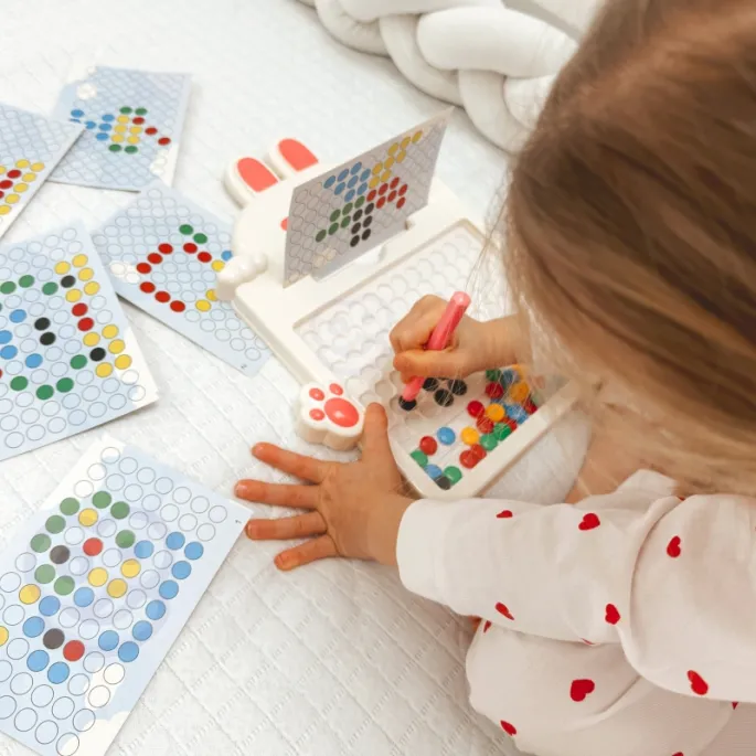 Edukacyjna tablica z kolorowymi guzikami dla najmłodszych