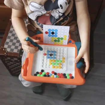 dziecko bawiące się tablicą magnetyczną WOOPIE MagPad
