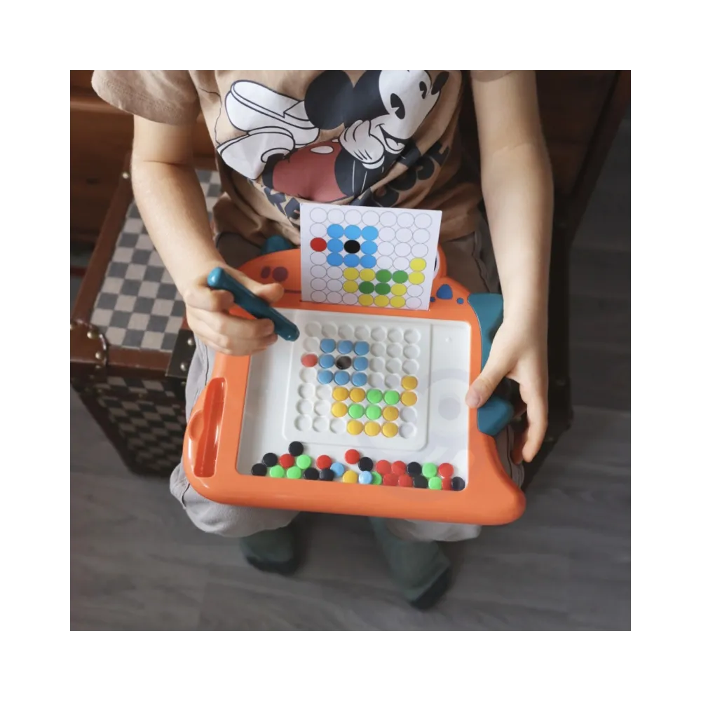 dziecko bawiące się tablicą magnetyczną WOOPIE MagPad