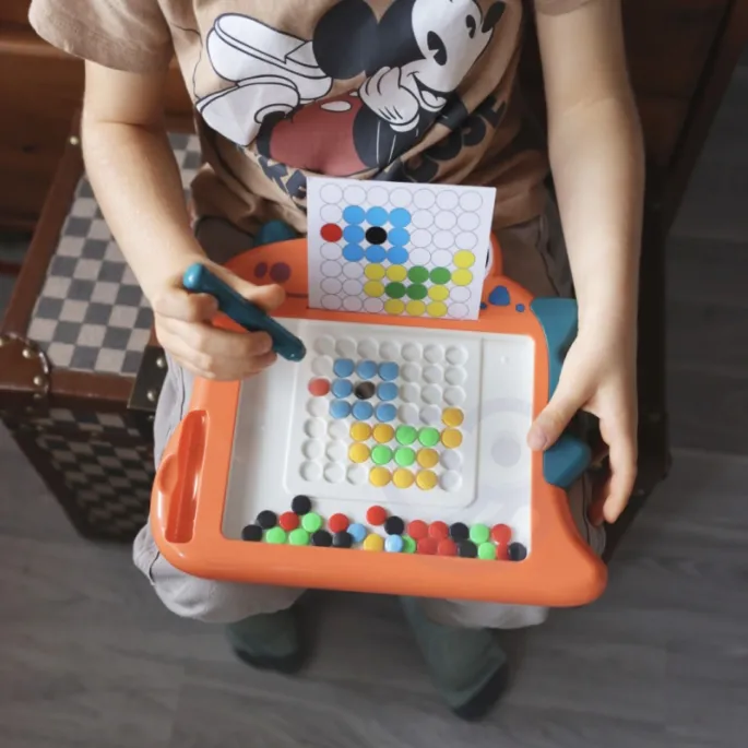 dziecko bawiące się tablicą magnetyczną WOOPIE MagPad