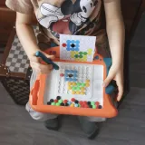 dziecko bawiące się tablicą magnetyczną WOOPIE MagPad