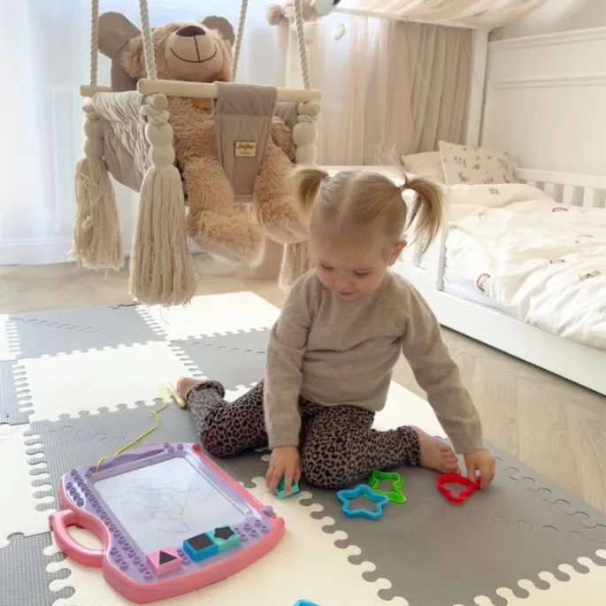 W zestawie znikopisa - magiczny długopis i stempelki