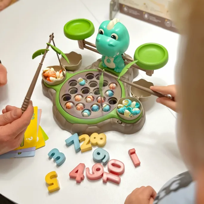 Maluchy łowią dinozaury podczas interaktywnej zabawy.