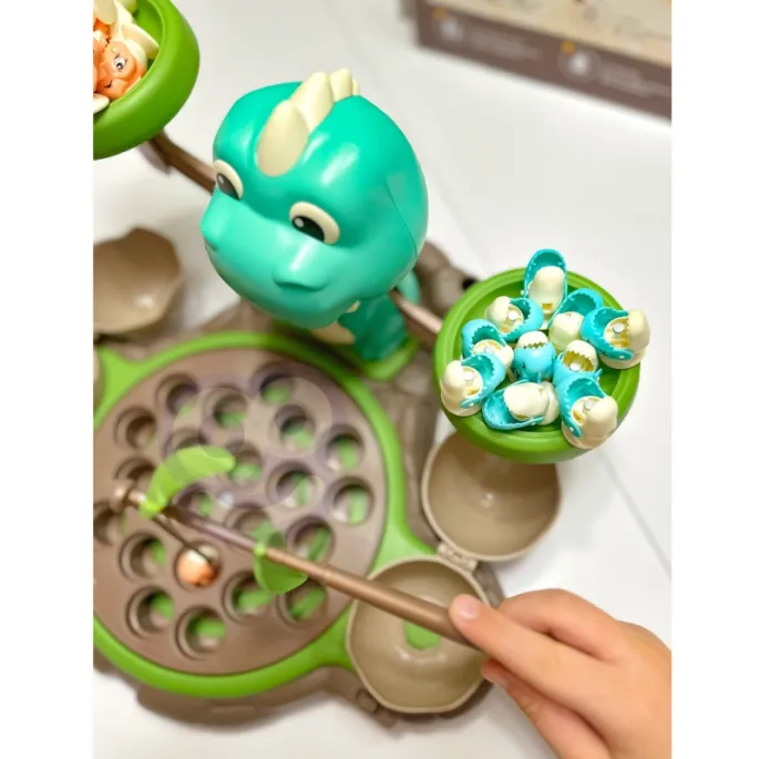 Zestaw do nauki liczenia z dinozaurami i ciężarkami.