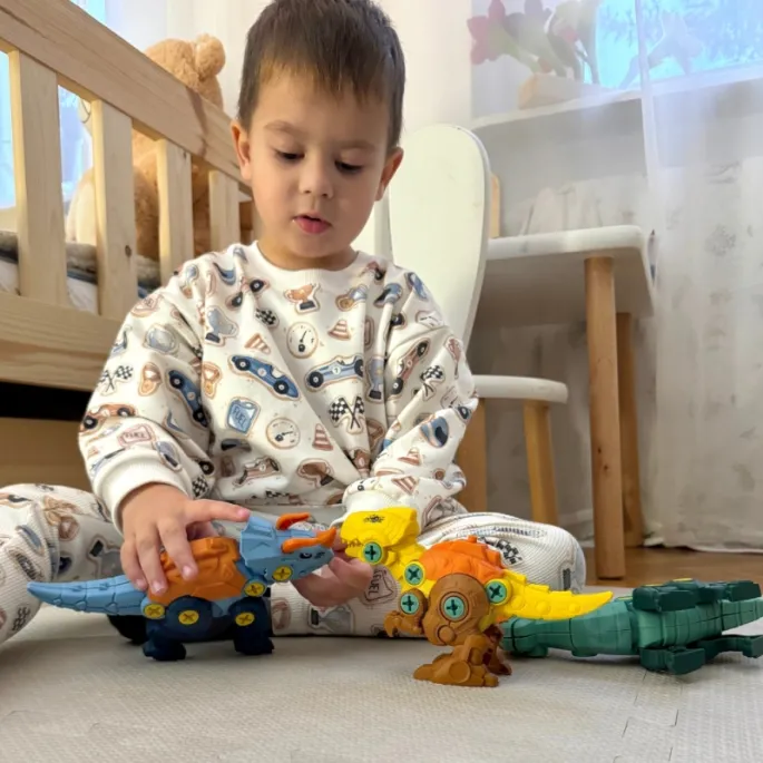 Dinozaury do samodzielnego składania z praktycznymi akcesoriami