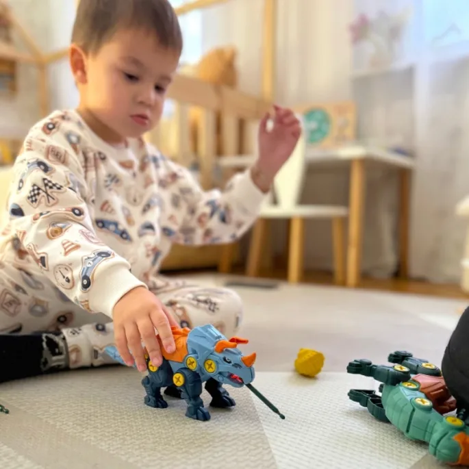 Zestaw składający się z dinozaurów, śrubokręta i kufra do przechowywania