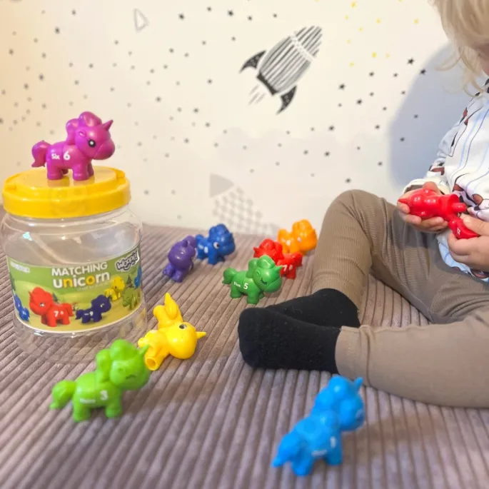 Kolorowe figurki jednorożców rozwijające umiejętności manualne.