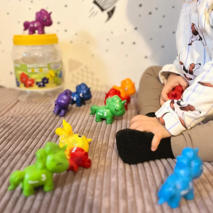 Zabawka Montessori dla dzieci z cyferkami do dopasowywania.