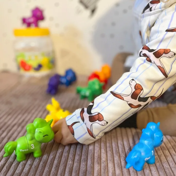 Edukacyjna zabawka do nauki cyfr i kształtów dla maluchów.