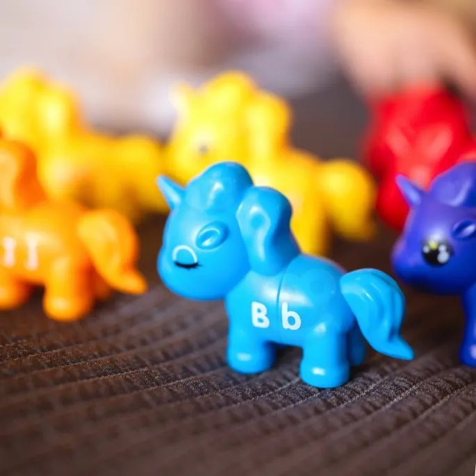 Kolorowe jednorożce do nauki liter i kształtów