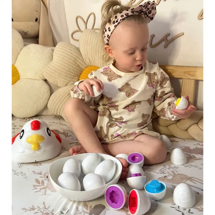 Kurka do nauki rozpoznawania kształtów dla dzieci powyżej 3 roku życia.