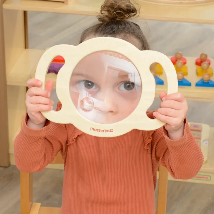 Ergonomiczna lupa z drewnianą konstrukcją.