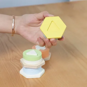 Kolorowa wieża edukacyjna