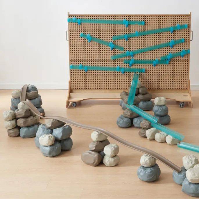 Kreatywne zabawy w pomieszczeniach i na zewnątrz