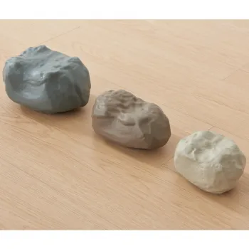 Dzieci odkrywają grawitację podczas zabawy z torami.