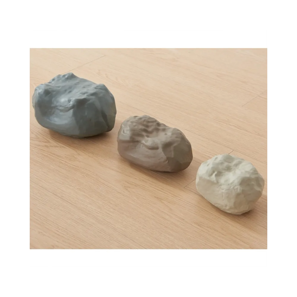 Dzieci odkrywają grawitację podczas zabawy z torami.