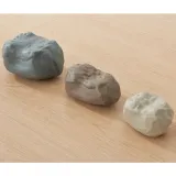 Dzieci odkrywają grawitację podczas zabawy z torami.