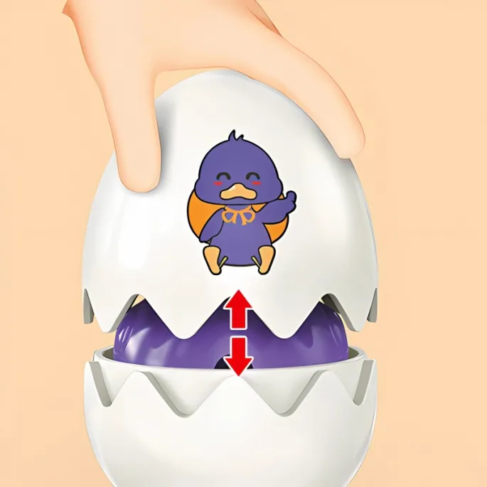 Zabawne kurczaki w białych jajkach rozwijają kreatywność dzieci