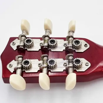 Elegancka gitara dla młodego muzyka