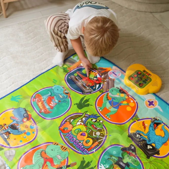 Dziecko tańczy na macie z dinozaurami w kolorach tęczy
