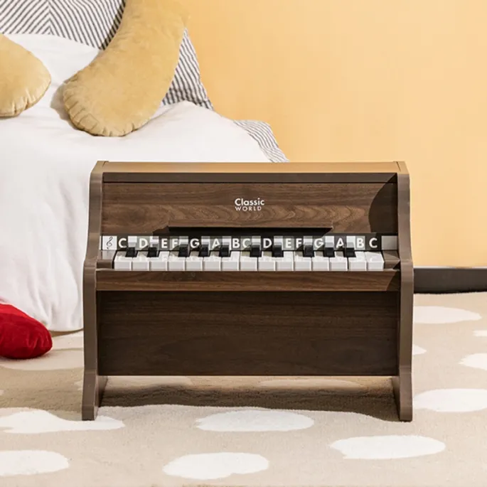 18-klawiszowe pianino dla małych muzyków z oznaczeniami literowymi.