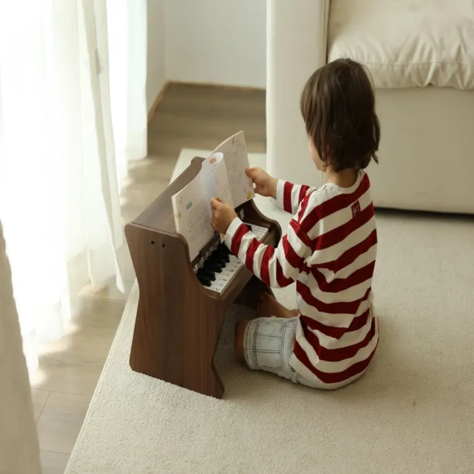 Zestaw pianina z książką do nauki dla młodych muzyków.