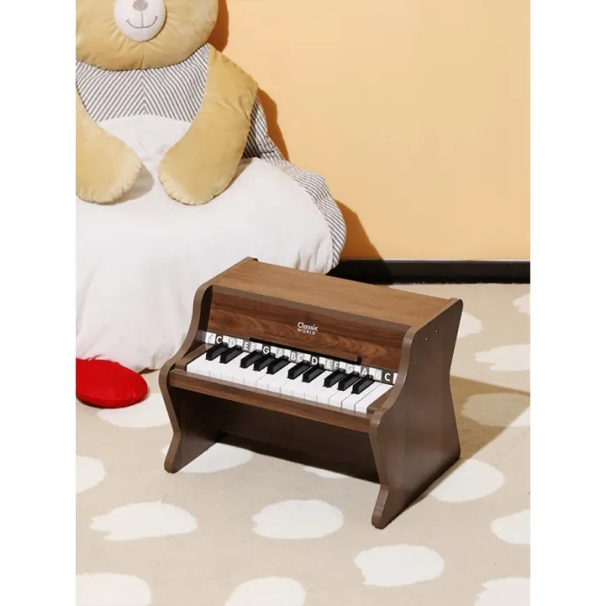Klasyczne pianino w stylu akustycznym dla dzieci do zabawy.