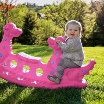 Różowa huśtawka do ogrodu i domu, wspomagająca równowagę dzieci