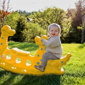 Huśtawka dinozaur wspierająca rozwój dzieci