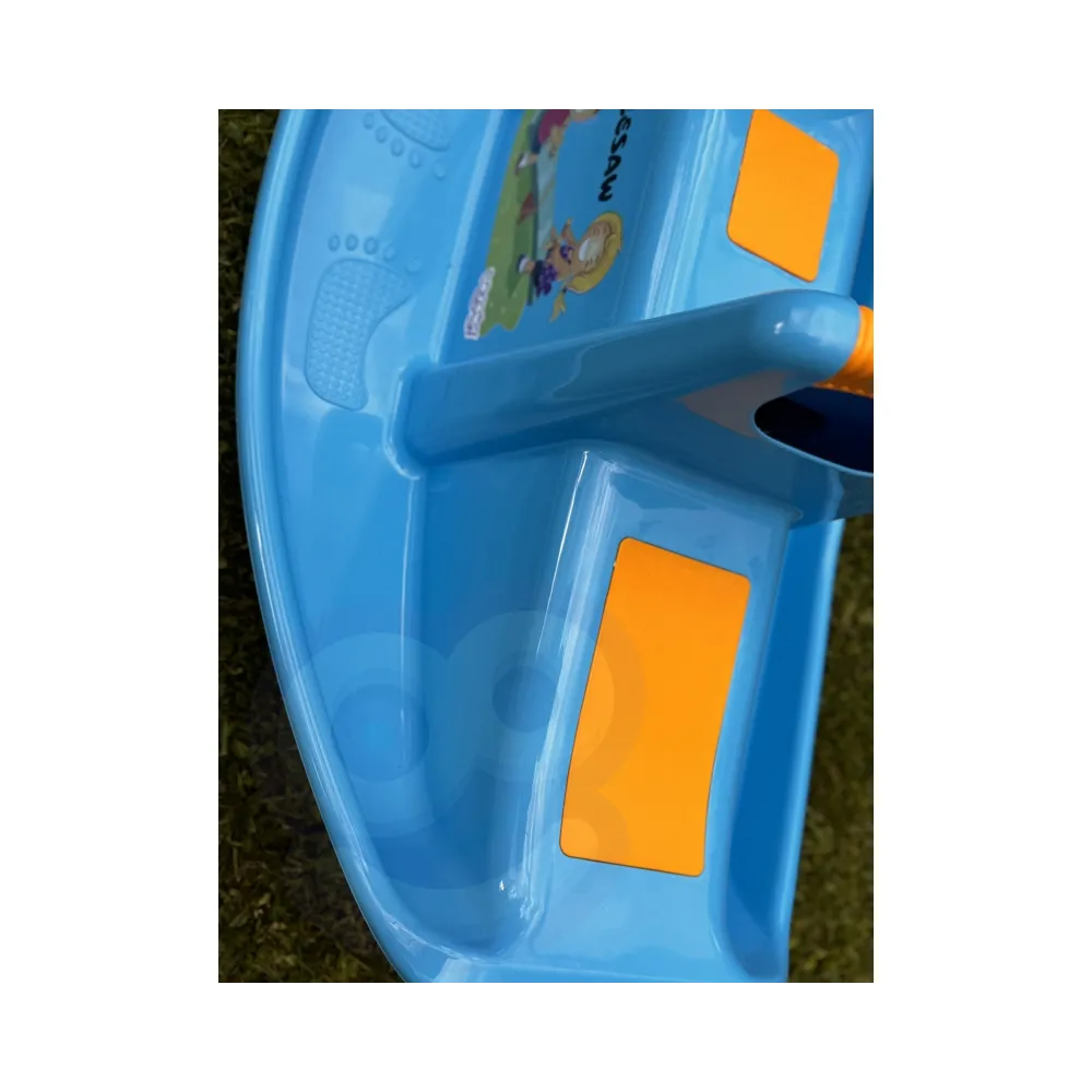 Bujak z antypopoślizgowymi siedziskami i uchwytami.