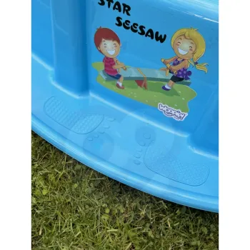 Wesoły nadruk na huśtawce zachęca do zabawy.