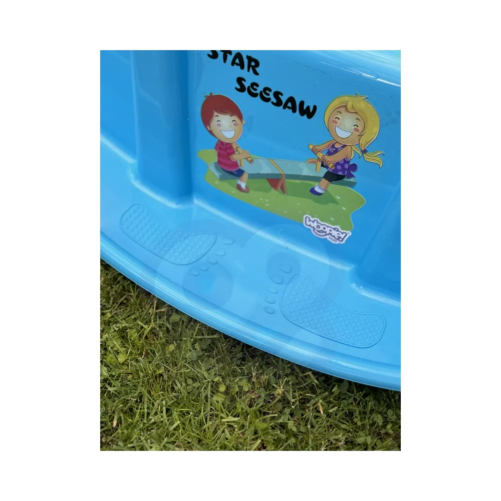 Wesoły nadruk na huśtawce zachęca do zabawy.