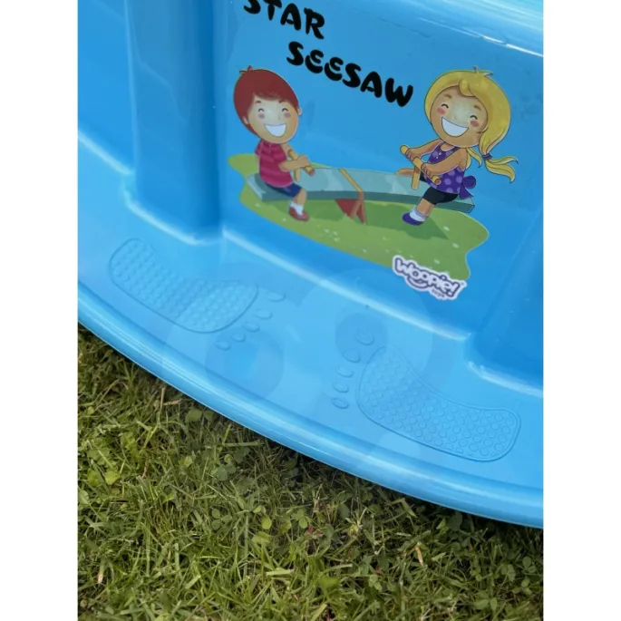 Wesoły nadruk na huśtawce zachęca do zabawy.