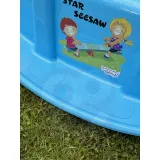 Wesoły nadruk na huśtawce zachęca do zabawy.