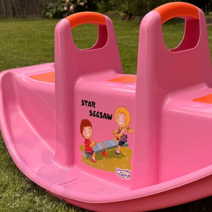 Kolorowy bujak z przyjaznym dzieciom designem