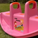 Kolorowy bujak z przyjaznym dzieciom designem