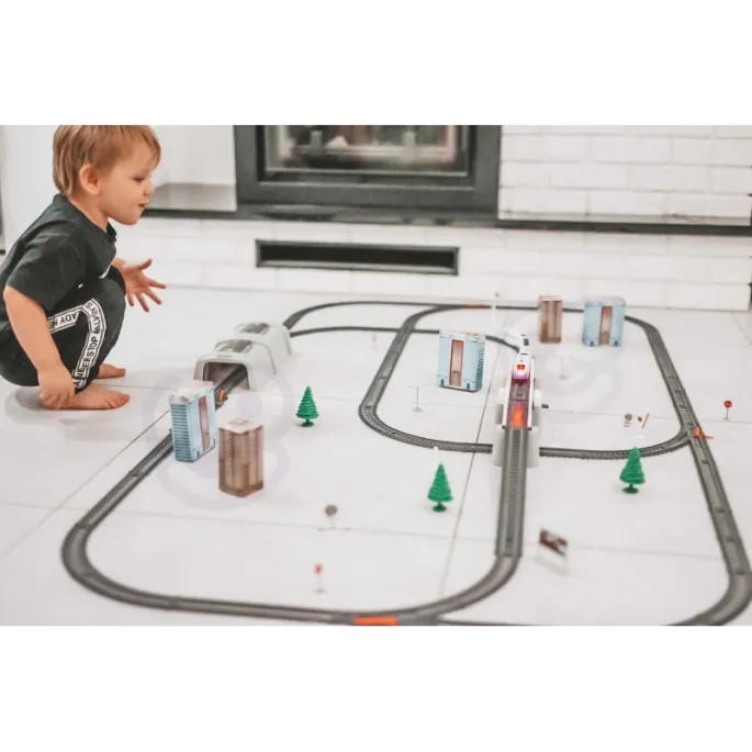 Ruchomy most w elektrycznej kolejce dla dzieci