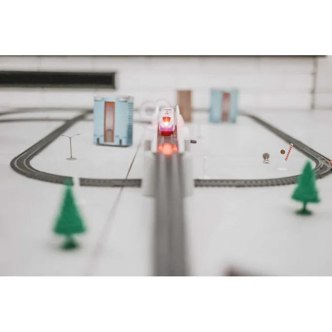 Nowoczesna lokomotywa świecąca na czerwono