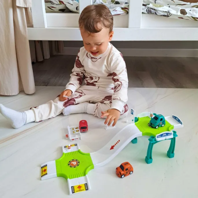 Stacja paliw z toru samochodowego dla najmłodszych.