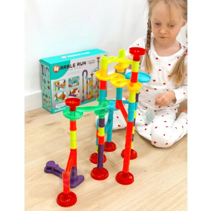 Bezpieczny tor kulkowy z różnorodnymi elementami