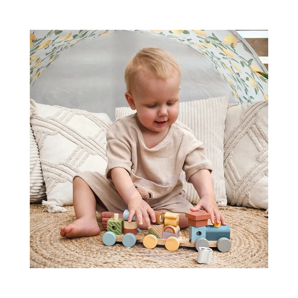 Kolorowe zwierzątka na wagonikach drewnianej kolejki dla dzieci