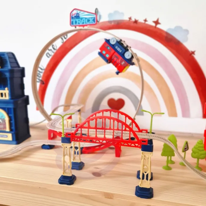 Zestaw torów z lokomotywką i akcesoriami do zabawy